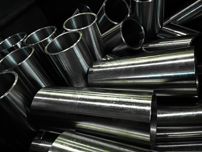 深色背景下的高級演繹 紡織原料的質感與美學